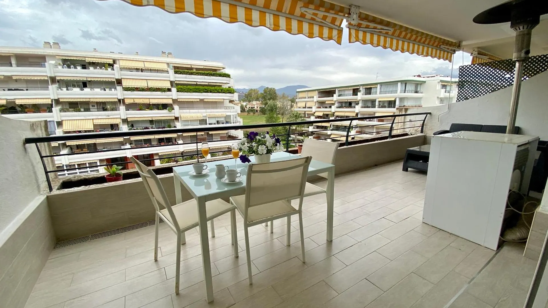 Apartamento Con Vistas Y Terraza En Guadalmina Mad Marbella